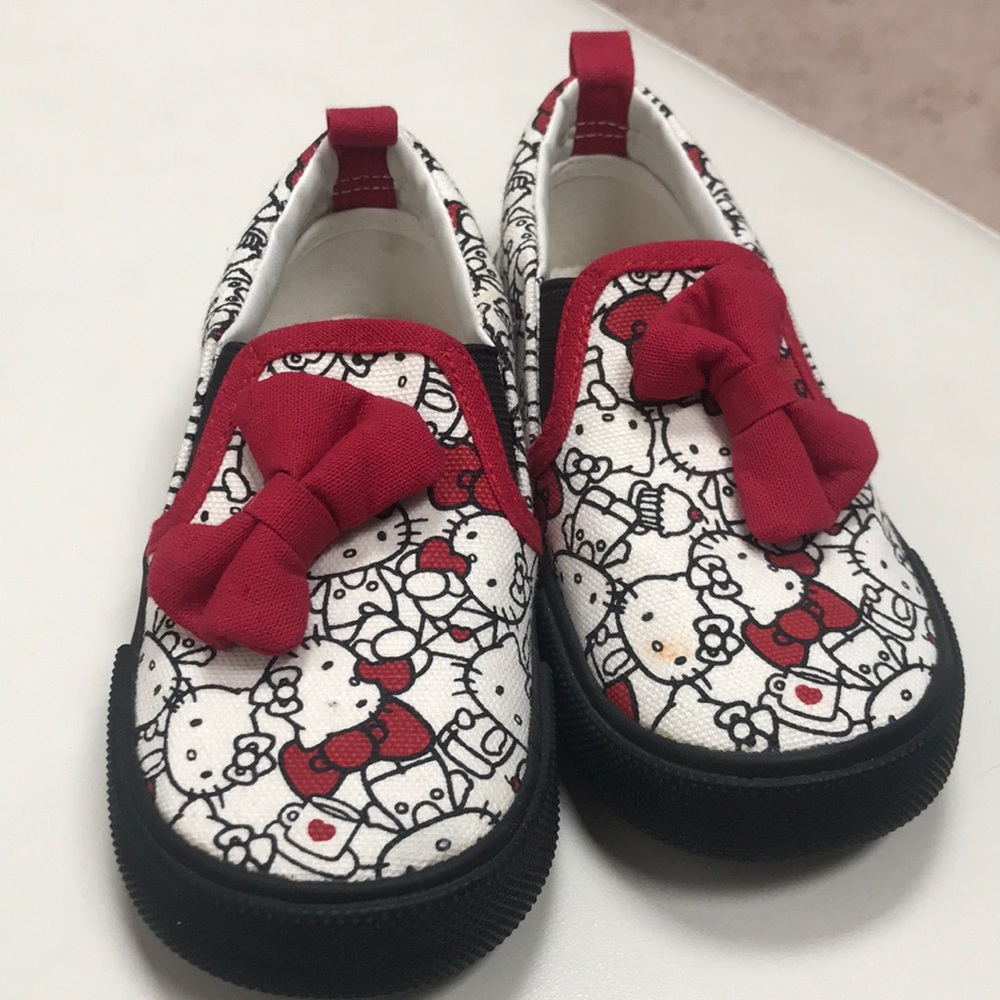Girls hello kitty slides. Size 17.